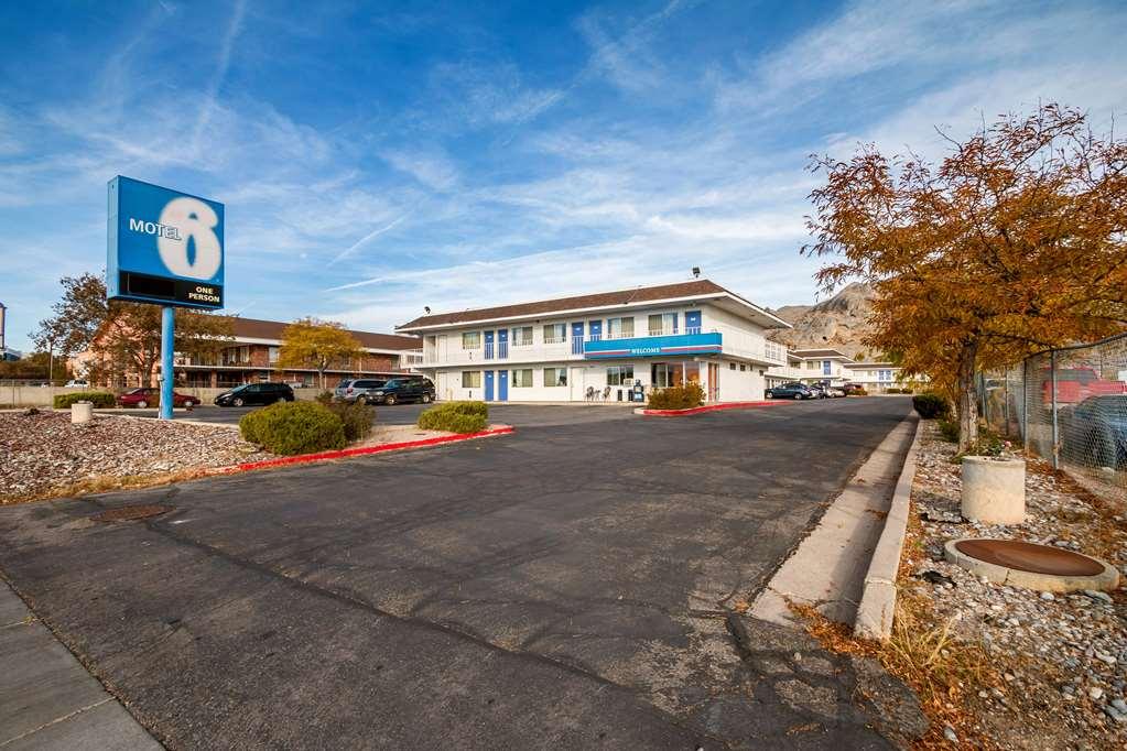 6 Hotel