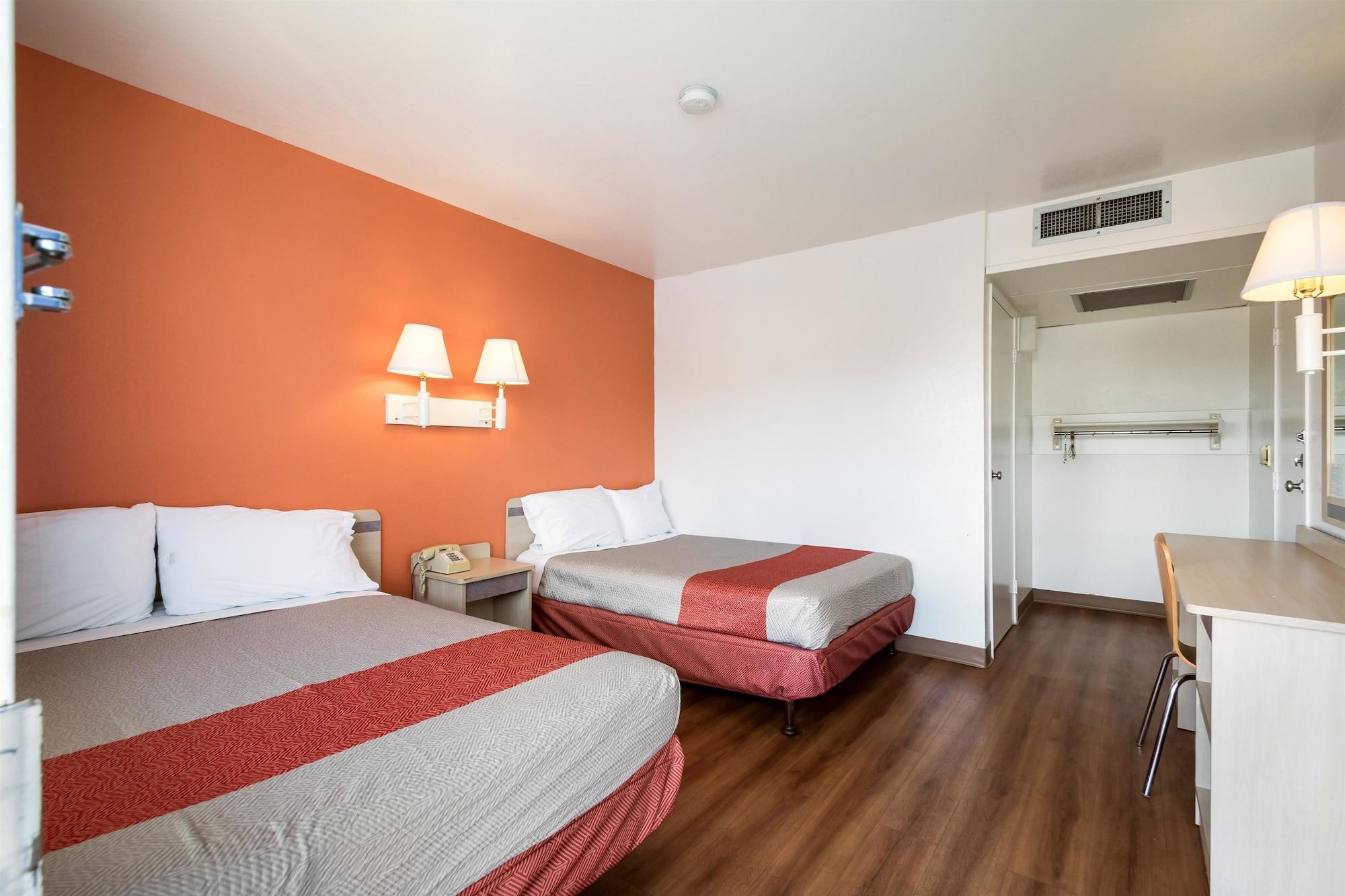 6 Hotel