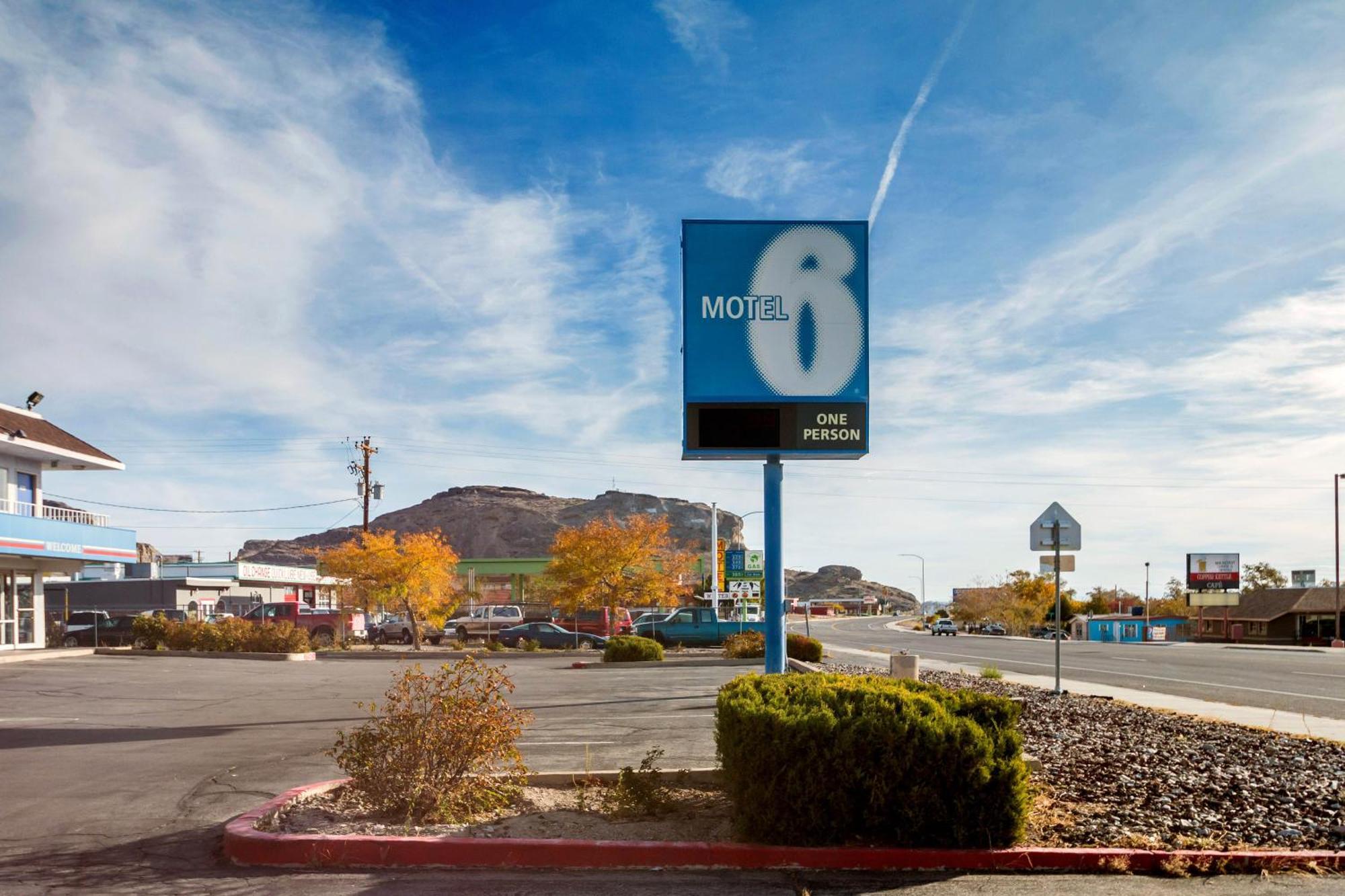 6 Hotel