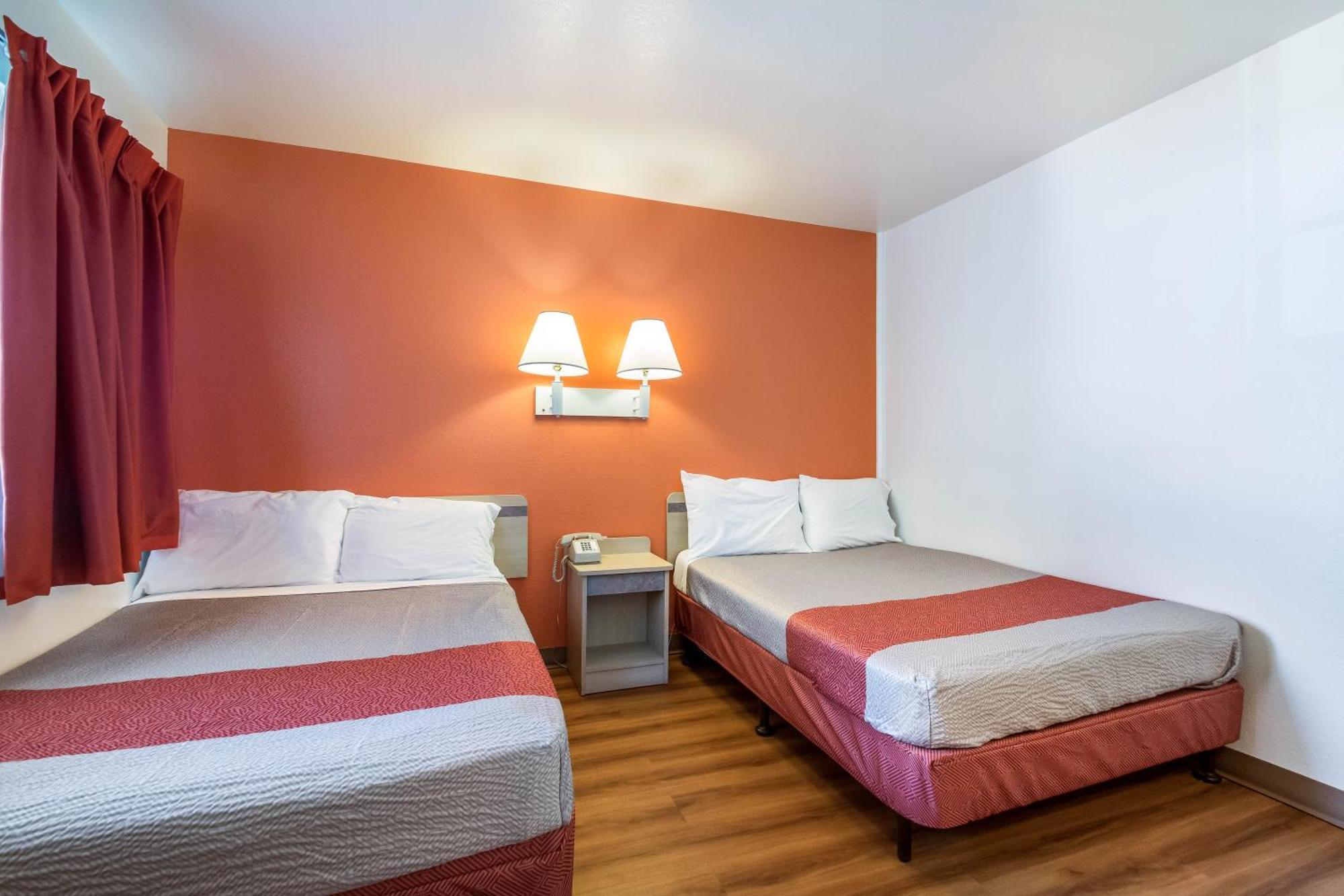 Hotel 6